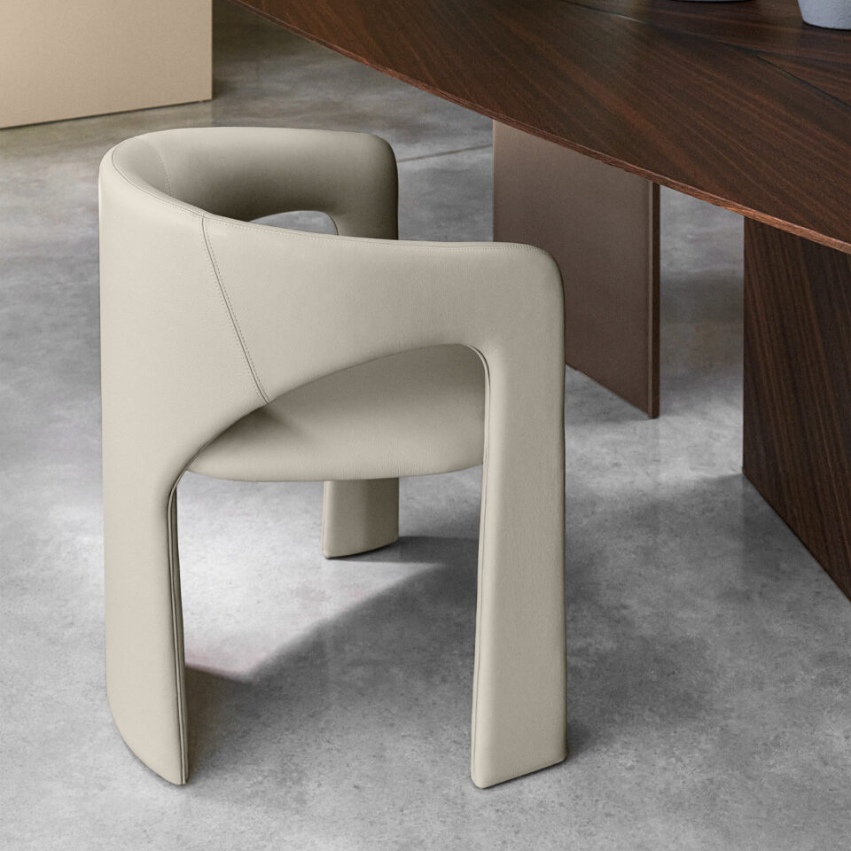 Scaun de dining cu spătar sculptural în piele taupe