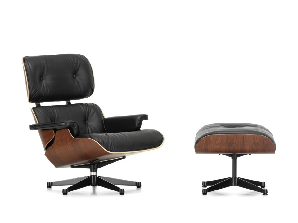Кресло Eames Lounge Chair с оттоманкой, дизайн Чарльза и Рэй Имз для Vitra (1956)