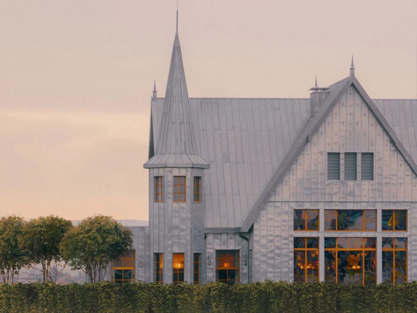 Maison Heler by Hilton la Metz, arhitectură semnată Philippe Starck, cu volumul în formă de casă lorenă pe acoperiș