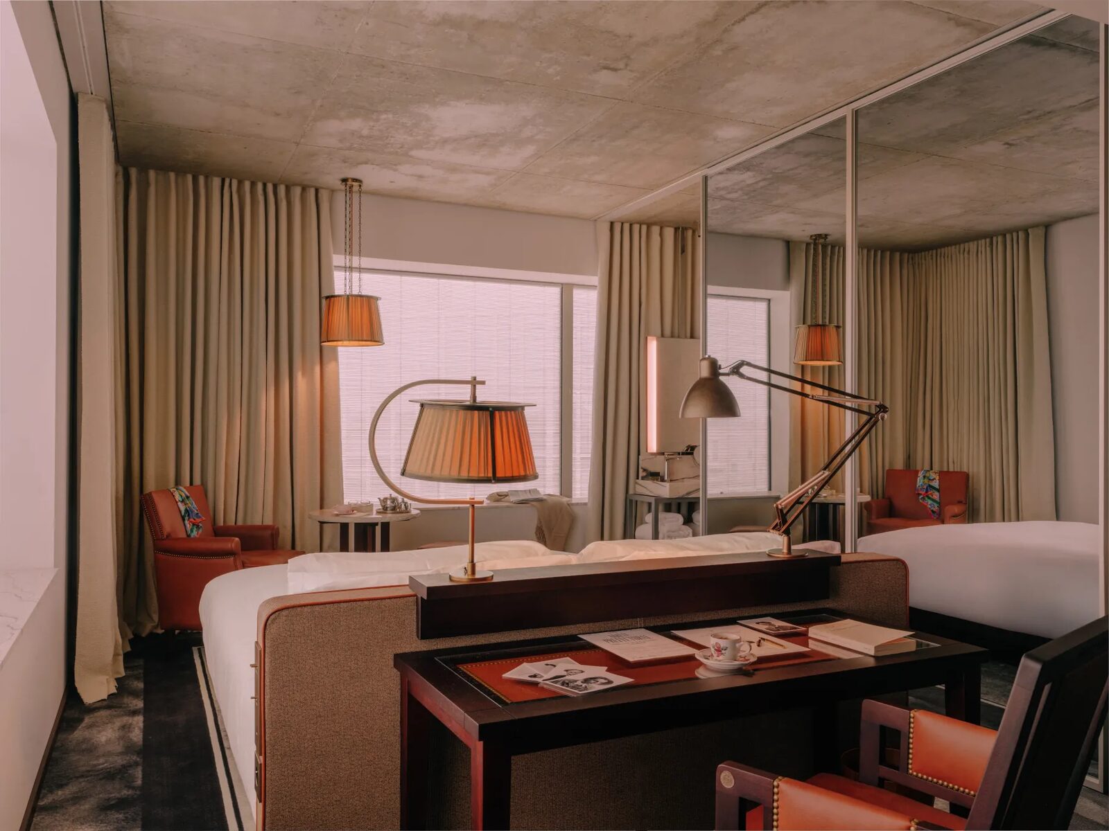 Cameră la Maison Heler by Hilton cu uși glisante TIP cu oglindă și profile anodizate