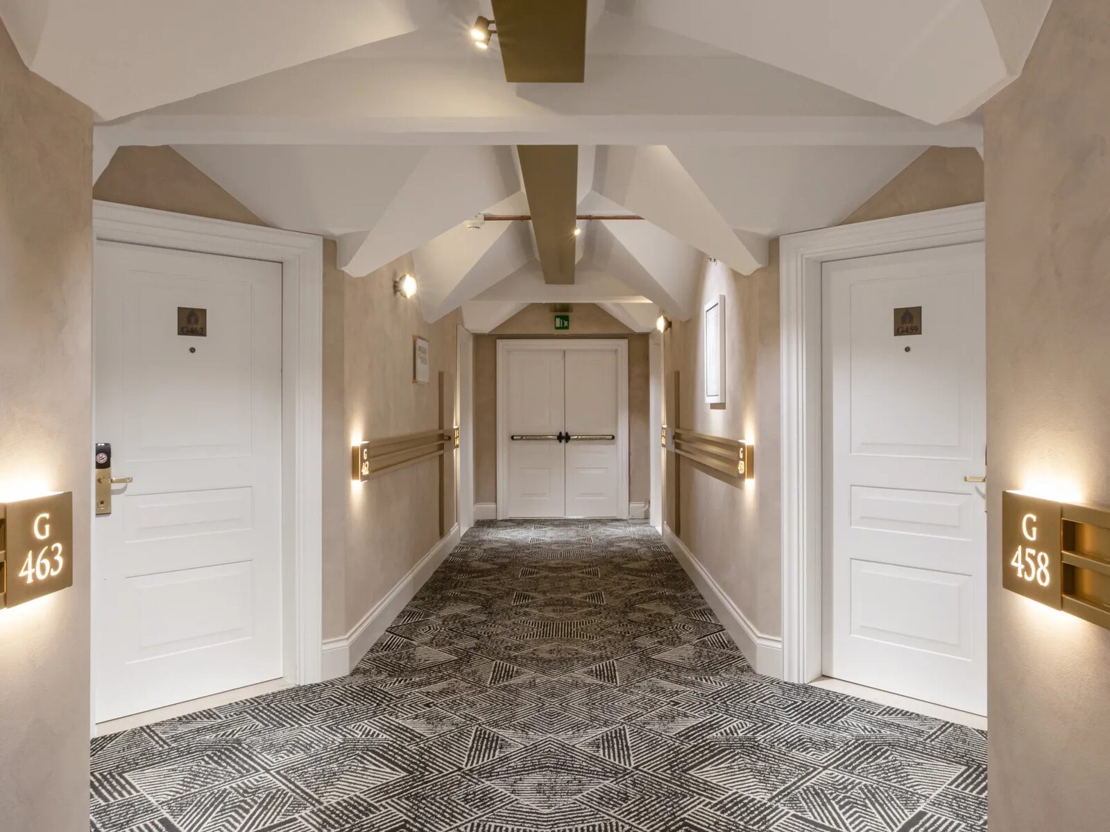 Coridor de hotel cu uși de cameră Barausse la Hilton Molino Stucky Venice
