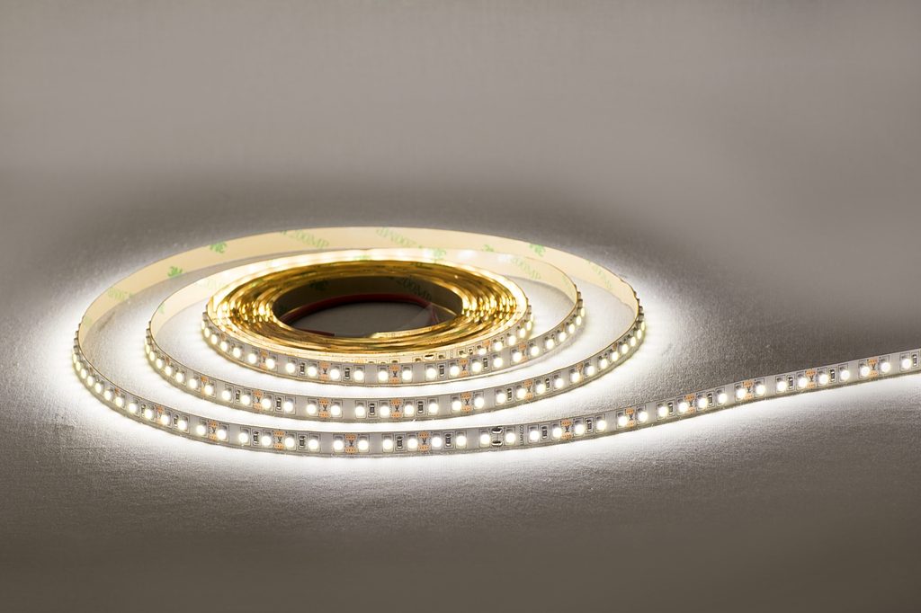 LED-лента, установленная в алюминиевый профиль с рассеивателем