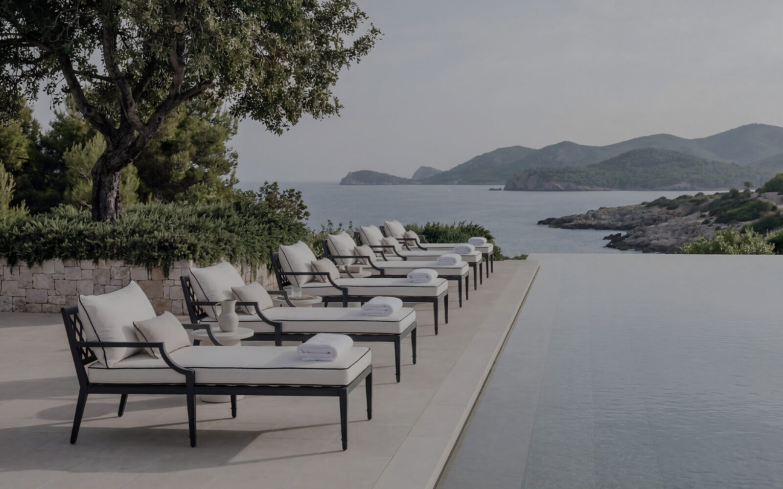 Eichholtz: mobilier glamour olandez — canapele, mese și cabinete de lux