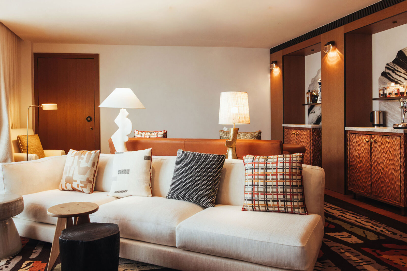 Zonă de living la Hôtel SAX Paris cu boiserie și mobilier fix din stejar Lualdi