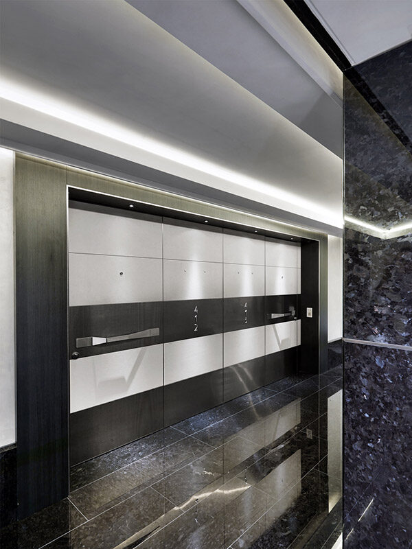 Coridor placat cu marmură și uși Lualdi la Excelsior Hotel Gallia, Milano