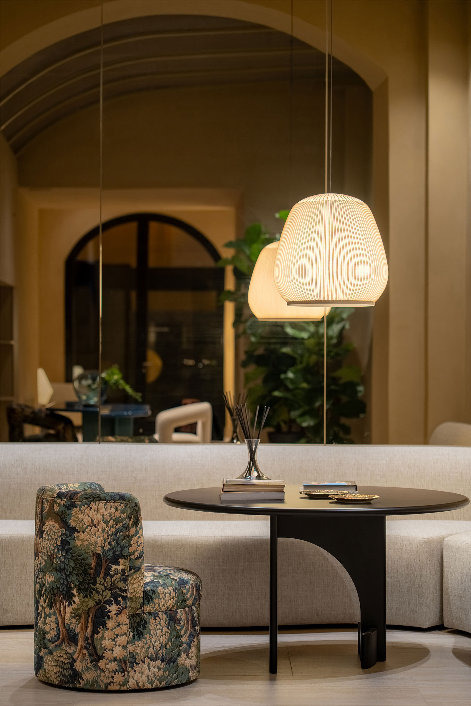 Hol la Palazzo Balsamo Boutique Hotel, Palermo, cu pendule textile Vibia Knit deasupra meselor laterale