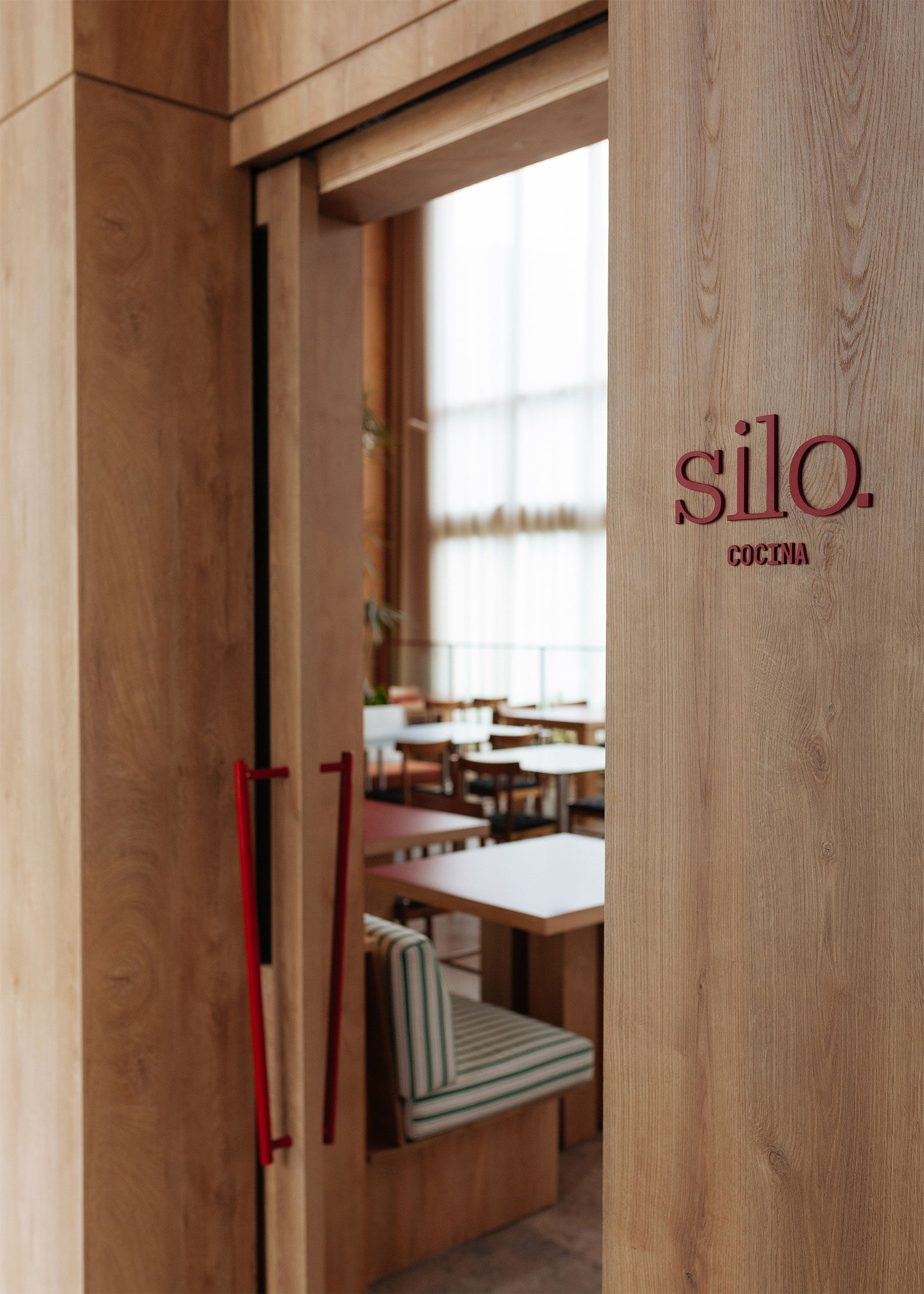 Restaurantul Silo din Medellín, cu interior de lemn semnat de studioul 5 Sólidos