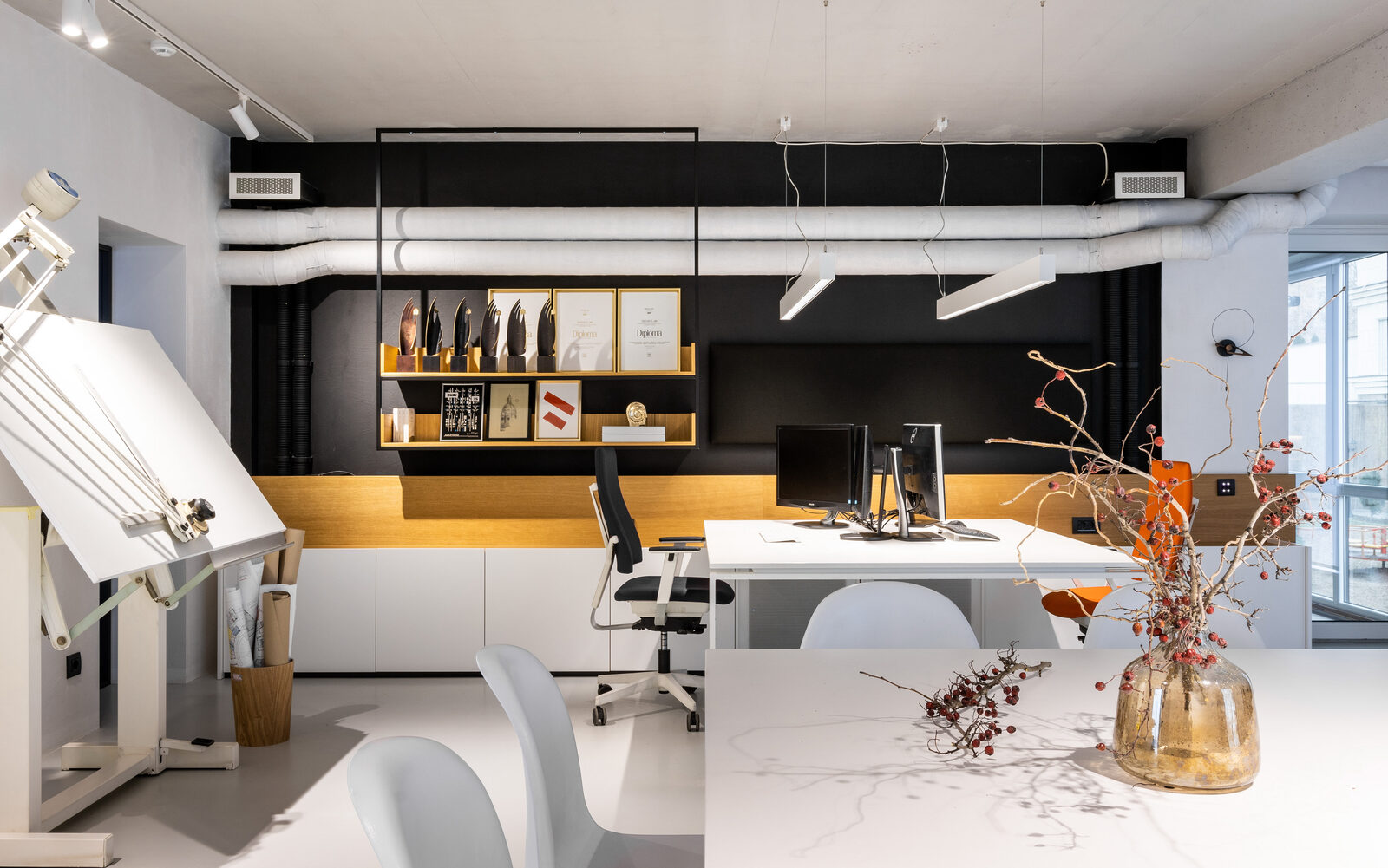 Единый рабочий зал офиса Archform Studio с жёлтыми акустическими панелями и мебелью на заказ