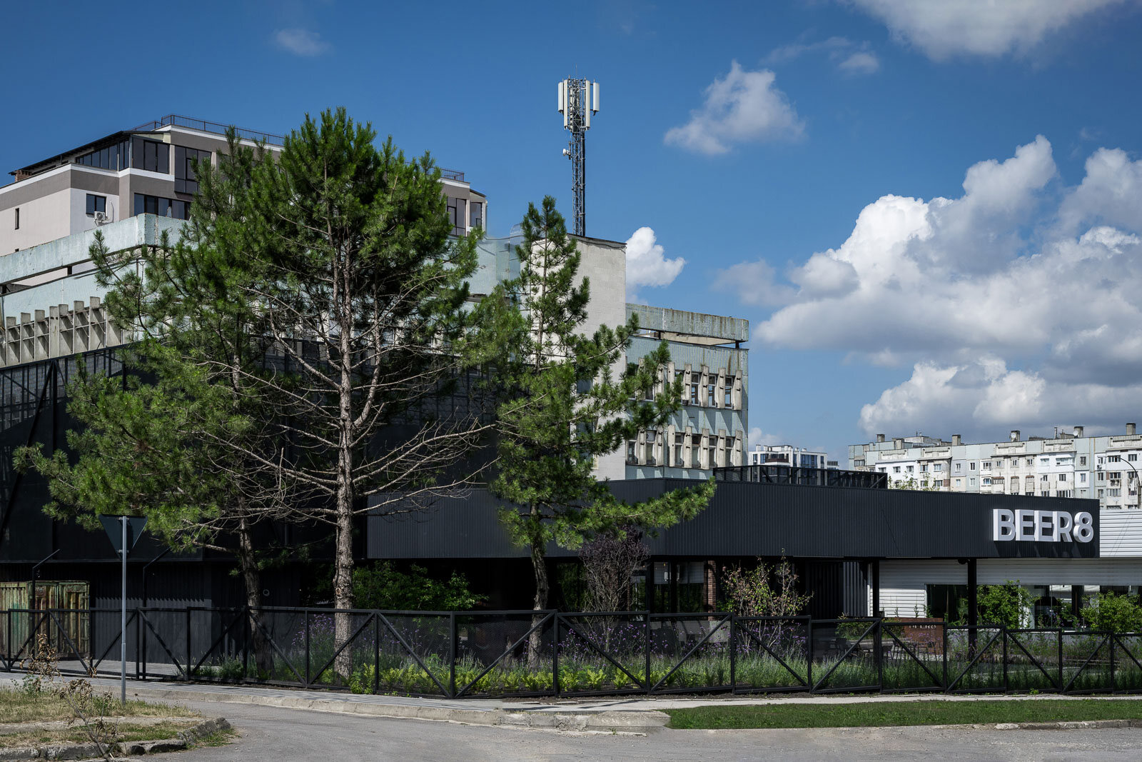 Fațada pub-ului craft Beer 8, cu sigla BEER8 pe un volum negru și logo-ul 8