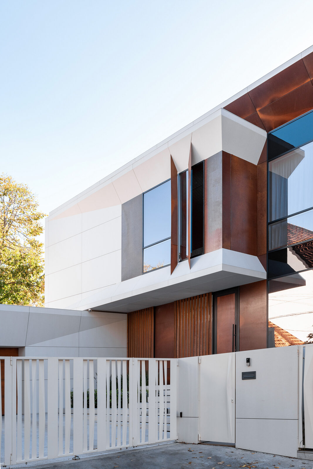 Пересекающиеся объёмы дома Corten House и вход к улице