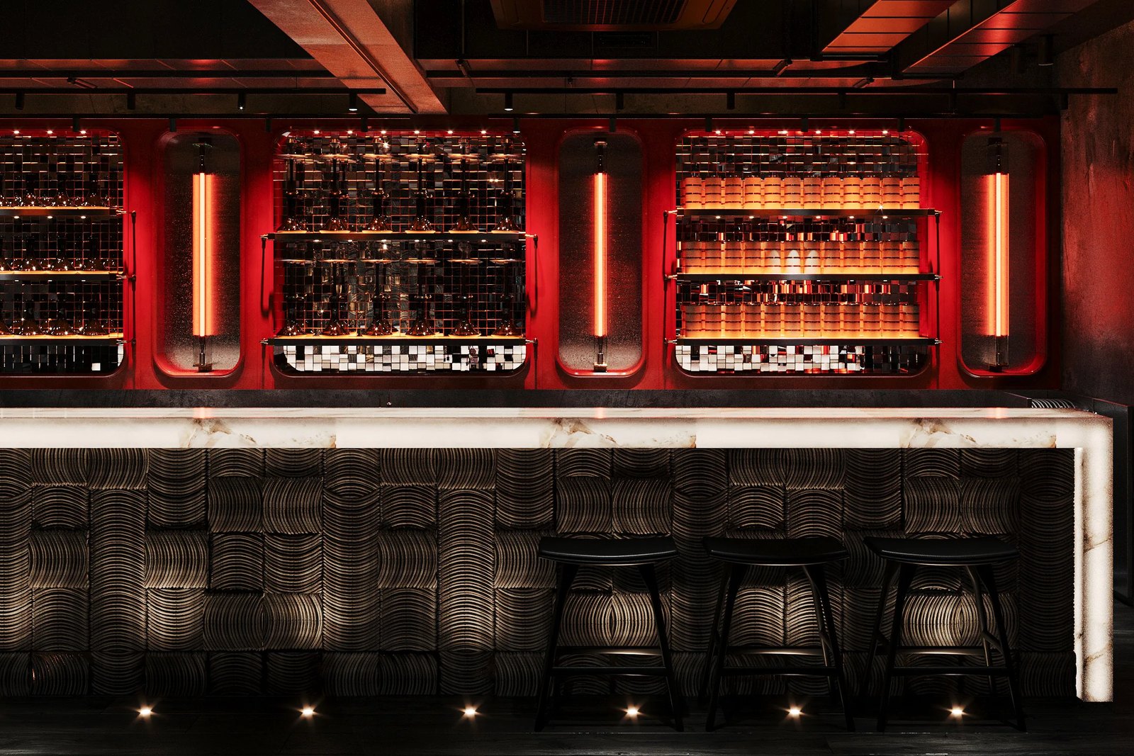 Barul principal al restaurantului Imperator din Chișinău, cu nișe liniare luminoase roșii, raft de sticle iluminat și blat de bar cu lumină ascunsă
