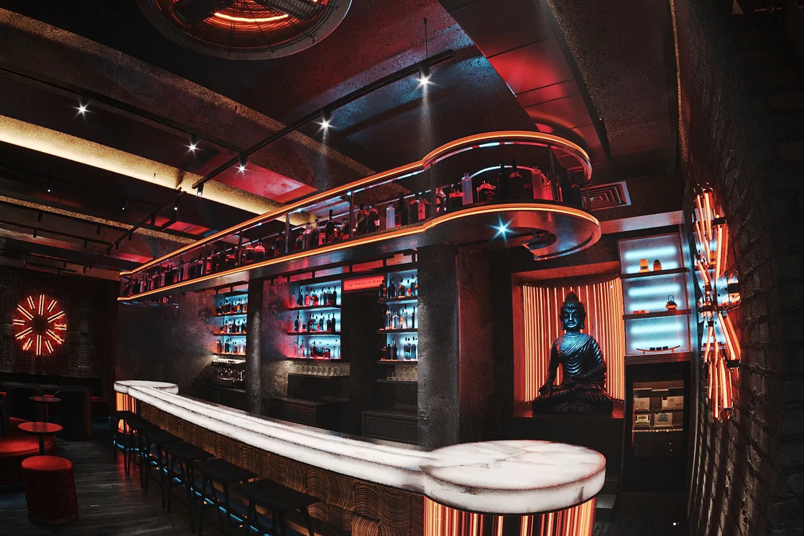 Bar curbat în Imperator cu linii de lumină RGB roșu-albastru, corp de accent tip soare și rafturi iluminate