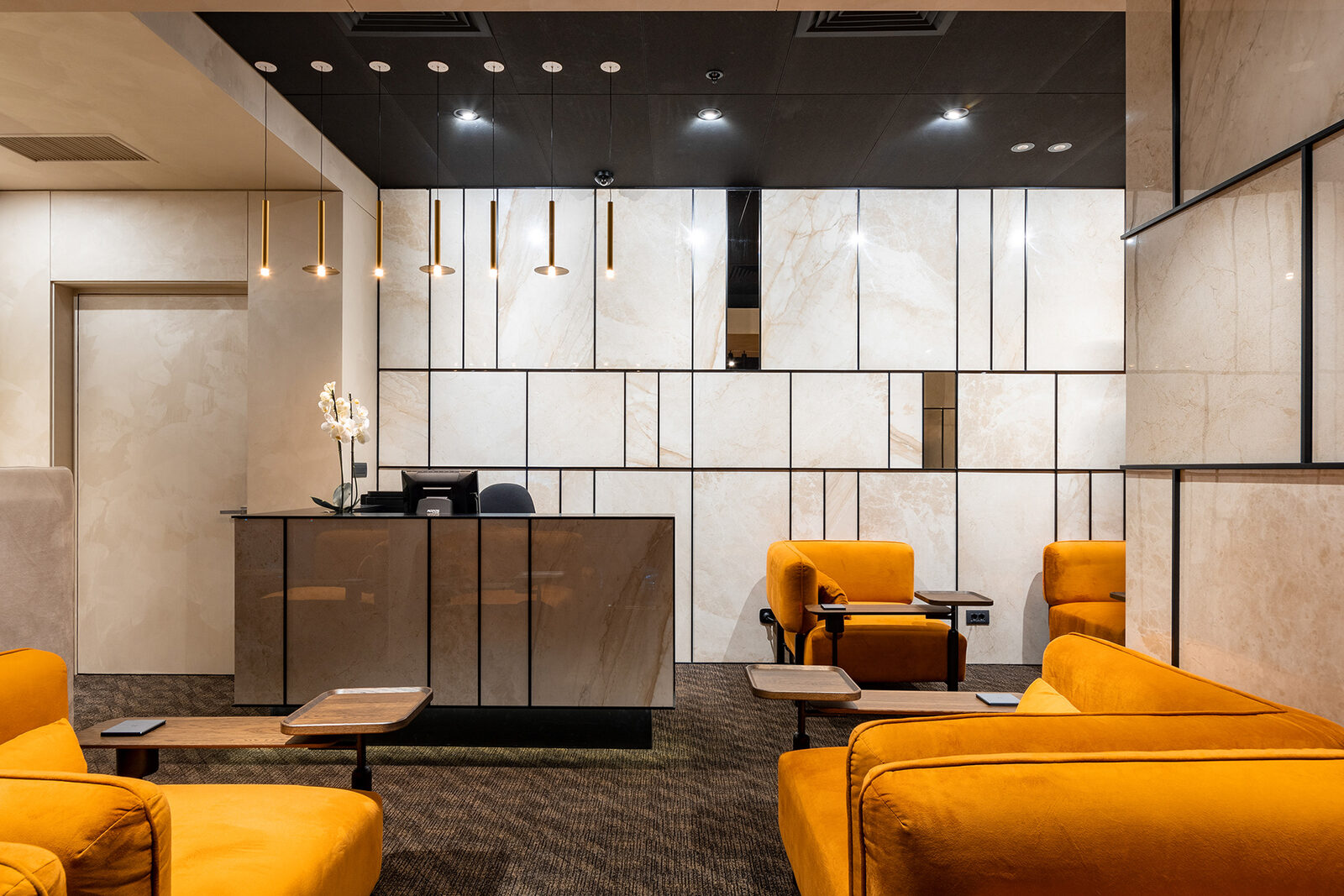 Zona de așteptare KIV Business Lounge de-a lungul vitraliului fațadei, Aeroportul Chișinău
