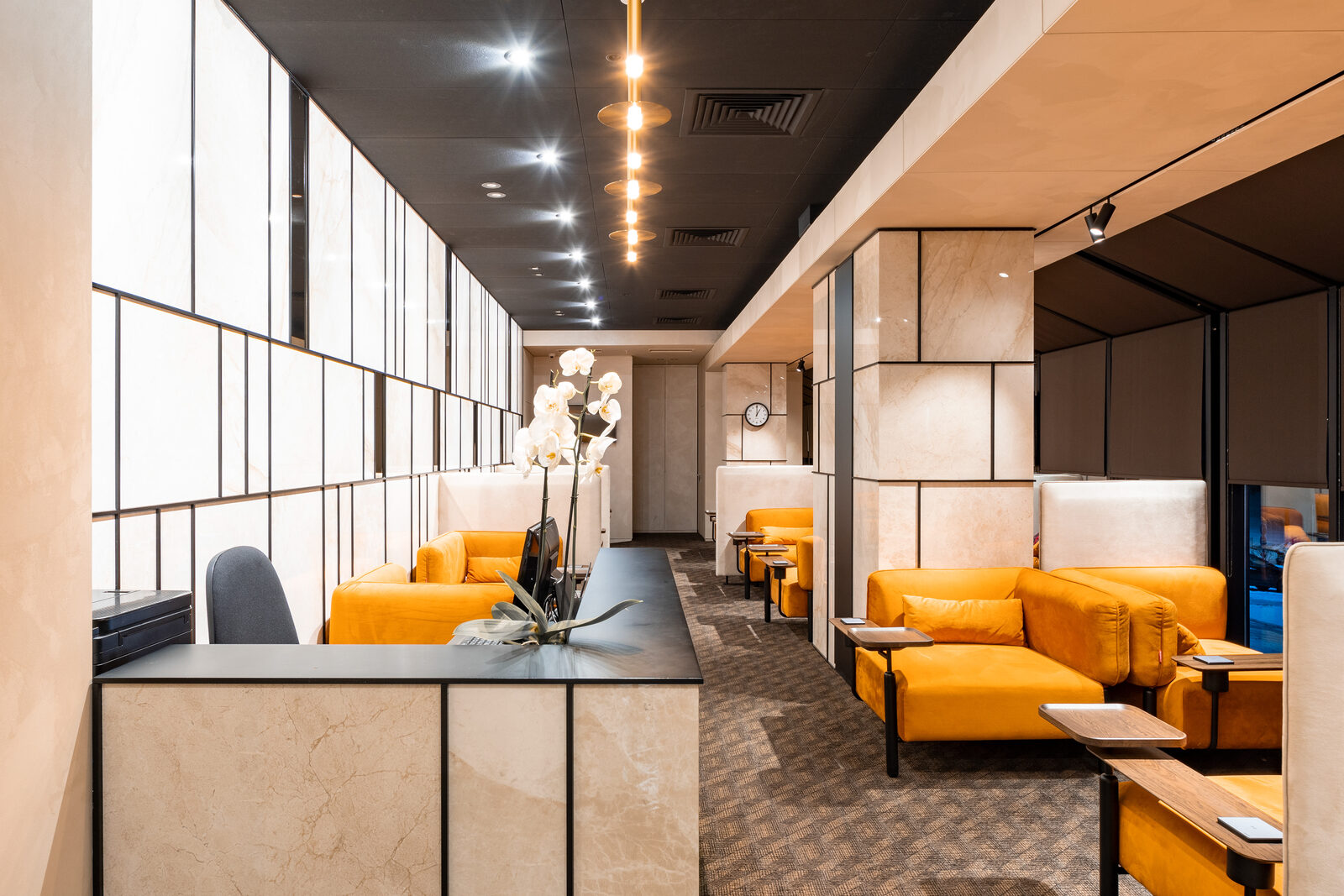 Detaliu de materiale în KIV Business Lounge: marmură artificială lustruită și profile decorative