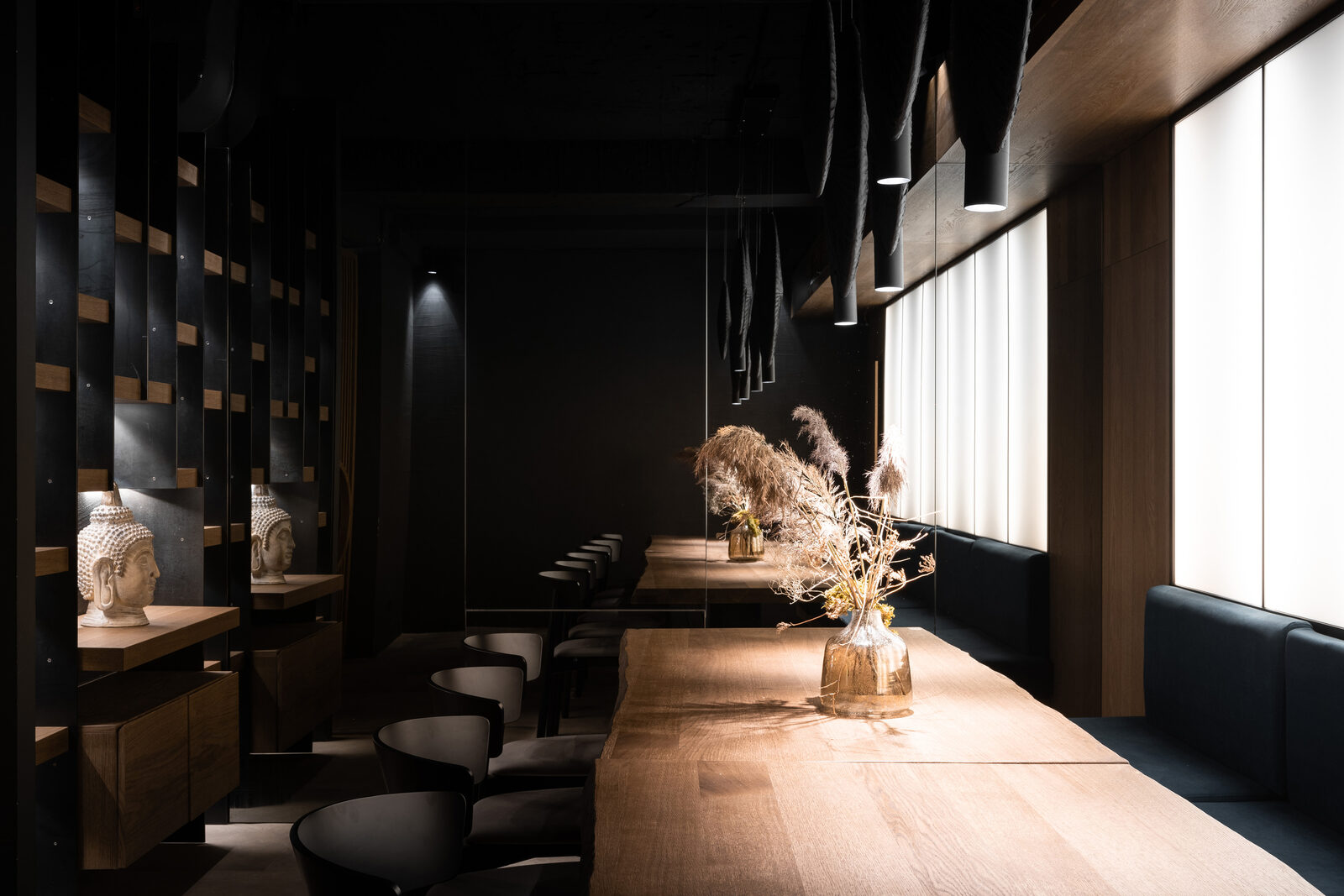 Основной зал Momo Asian Bar: кирпич ручной работы и резные деревянные столы
