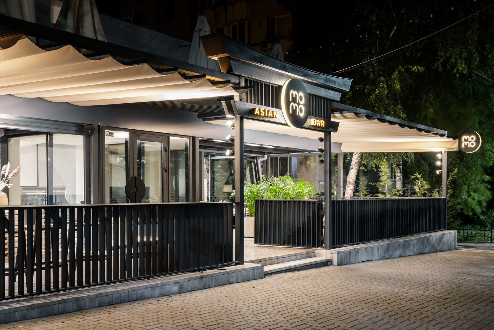 Детали потолка и света в интерьере Momo Asian Bar