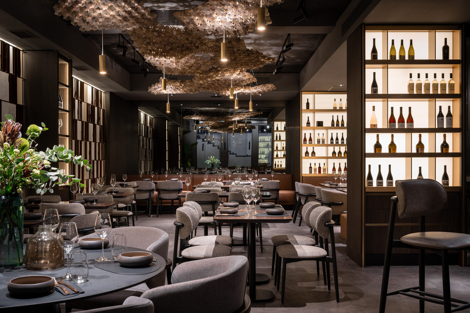 Sala principală Restaurant Umbra: barul central și instalațiile aurii de tavan