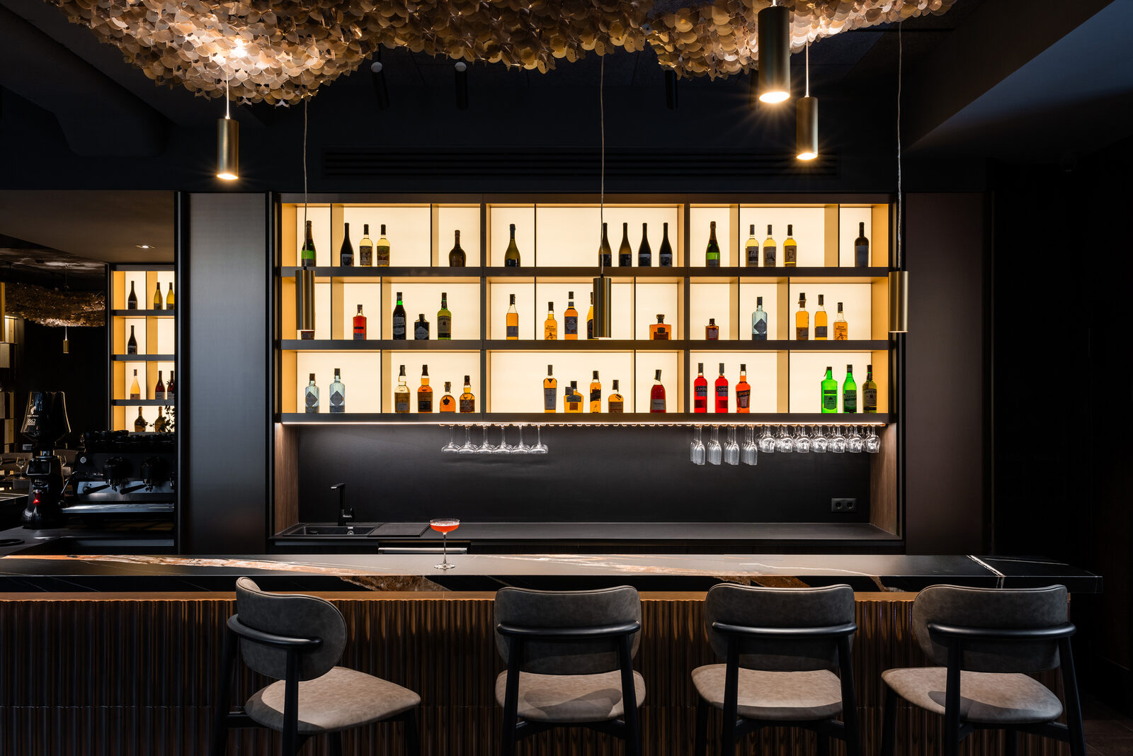 Detaliu de bar și light box în interiorul Restaurant Umbra