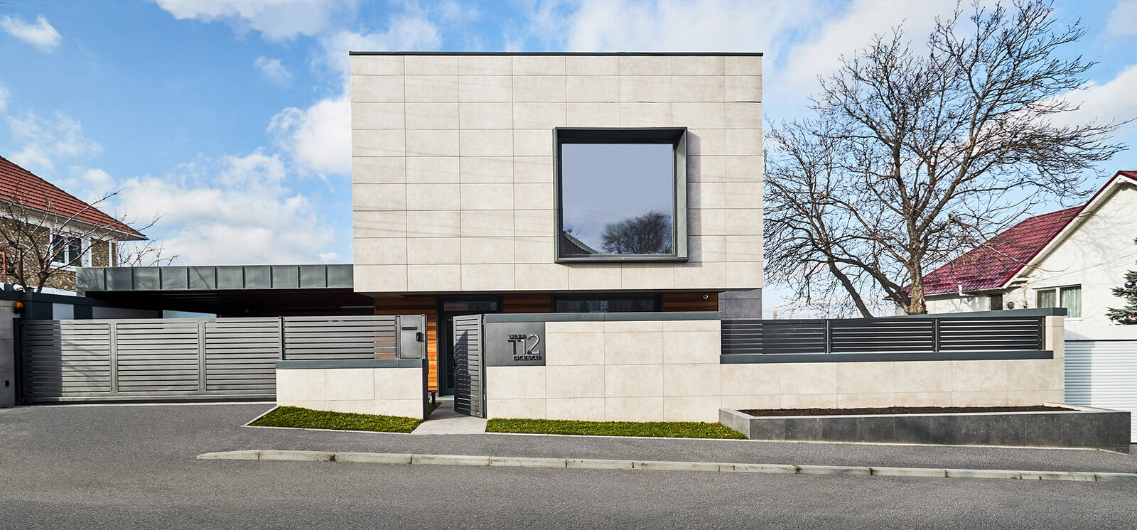 Stone House: объём дома и летняя терраса под перголой, Кишинёв